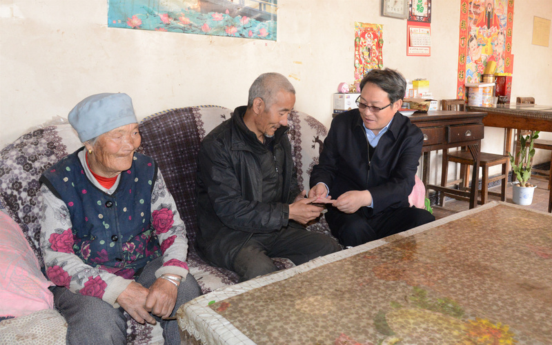 8在原州区官厅镇沙窝村慰问困难群众_副本